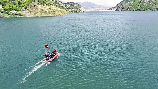 Karabük'te 19 Mayıs'a özel dalış: Gölette Türk Bayrağı'nı böyle dalgalandırdılar