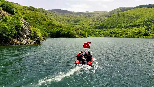 Karabük'te 19 Mayıs'a özel dalış: Gölette Türk Bayrağı'nı böyle dalgalandırdılar