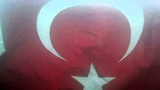 Karabük'te 19 Mayıs'a özel dalış: Gölette Türk Bayrağı'nı böyle dalgalandırdılar