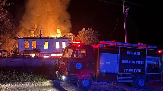 Karabük'te 2 katlı ev alevlere teslim oldu