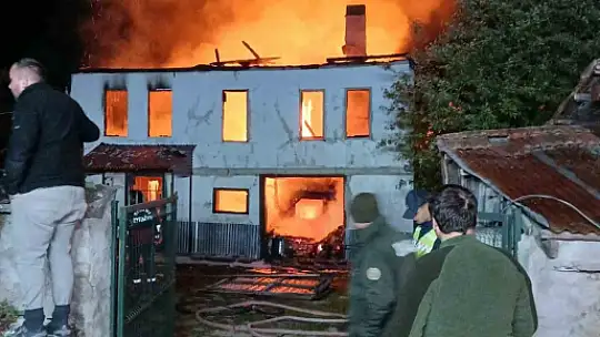 Karabük'te 2 katlı ev alevlere teslim oldu