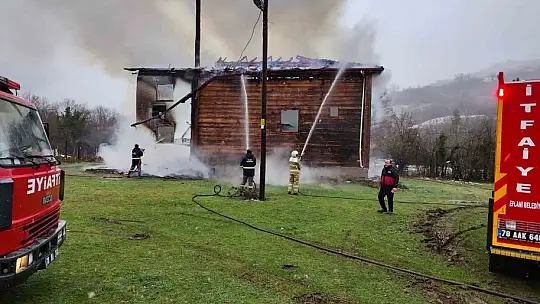 Karabük'te 450 yıllık ahşap cami alevlere teslim oldu