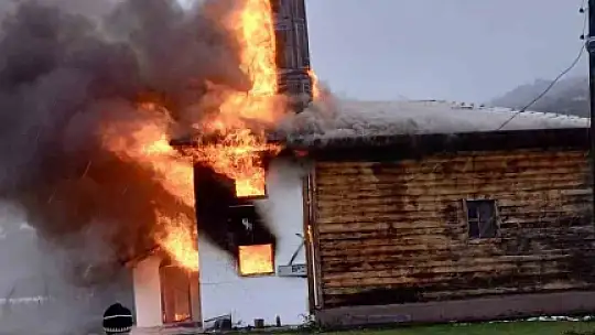 Karabük'te 450 yıllık ahşap cami alevlere teslim oldu