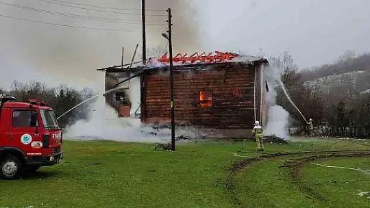 Karabük'te 450 yıllık ahşap cami alevlere teslim oldu