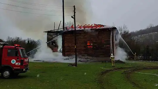 Karabük'te 450 yıllık ahşap cami alevlere teslim oldu