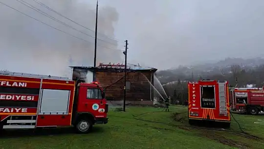Karabük'te 450 yıllık ahşap cami alevlere teslim oldu