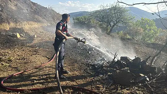 Karabük'te anız yangını korkuttu: Bir samanlık yandı
