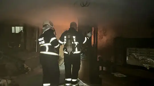 Karabük'te apartman yangınında 2 kişi dumandan etkilendi
