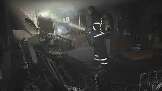 Karabük'te apartman yangınında 2 kişi dumandan etkilendi