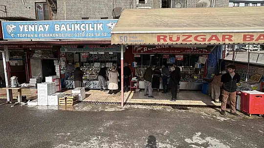 Karabük'te balık tezgahlarında hamsi bolluğu: Kilosu 100 TL'ye kadar düştü