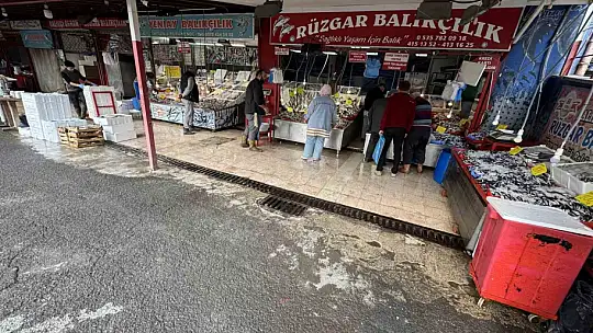 Karabük'te balık tezgahlarında hamsi bolluğu: Kilosu 100 TL'ye kadar düştü
