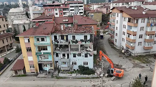 Karabük'te doğal gaz patlaması sonrası hasar gören bina 3 yıl sonra yıkılıyor