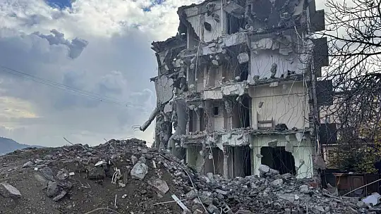 Karabük'te doğal gaz patlaması sonrası hasar gören bina 3 yıl sonra yıkılıyor