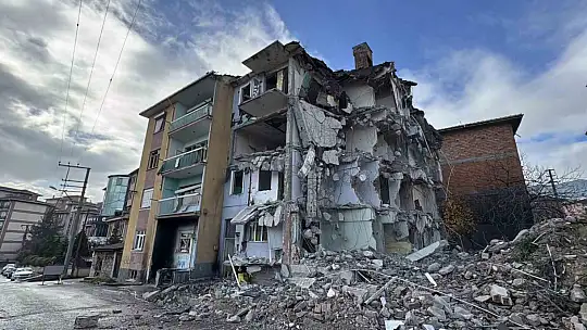 Karabük'te doğal gaz patlaması sonrası hasar gören bina 3 yıl sonra yıkılıyor