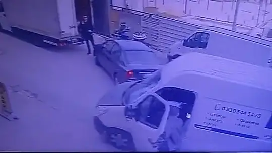 Karabük'te el freni çekilmeyen kamyonet geri geri kaydı: Otopark görevlisi faciayı önledi