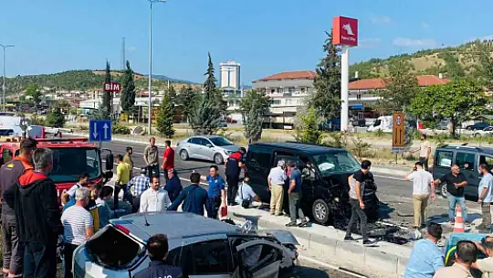 Takla atan araç karşı refüjdeki araçla çarpıştı