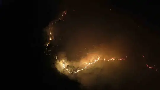 Karabük'te geceyi aydınlatan orman yangını böyle görüntülendi