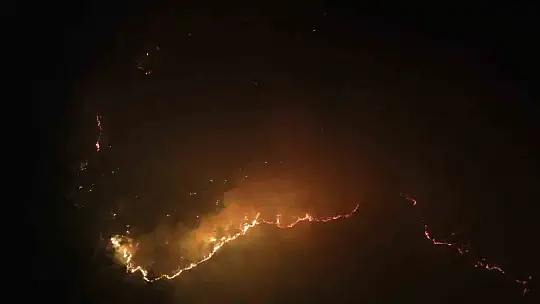 Karabük'te geceyi aydınlatan orman yangını böyle görüntülendi