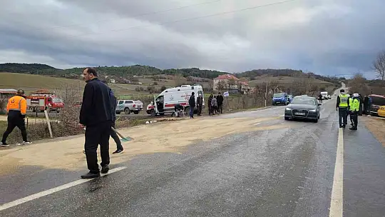 Karabük'te hafif ticari araç otomobille çarpıştı: 6 yaralı