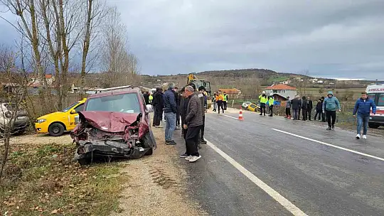 Karabük'te hafif ticari araç otomobille çarpıştı: 6 yaralı