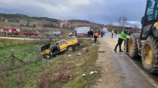 Karabük'te hafif ticari araç otomobille çarpıştı: 6 yaralı