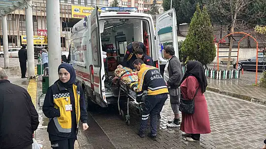 Karabük'te hafif ticari araç otomobille çarpıştı: 6 yaralı