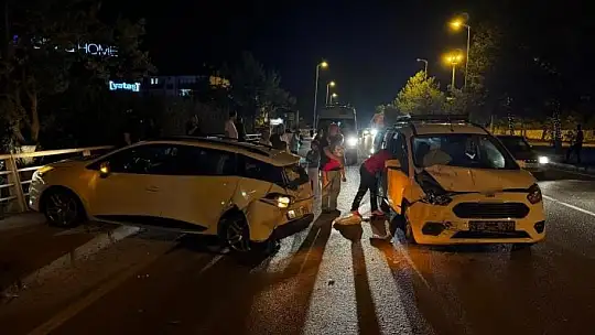 Karabük'te hafif ticari araç otomobile çarptı: 7 yaralı