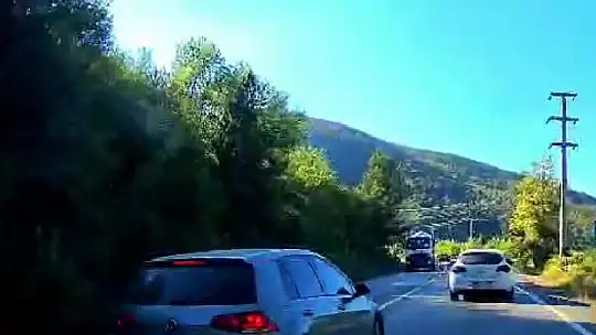 Karabük'te hatalı sollama yapan sürücüler kazaya davetiye çıkardı