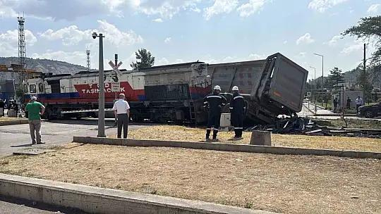 Hemzemin geçitte lokomotif tıra çarptı