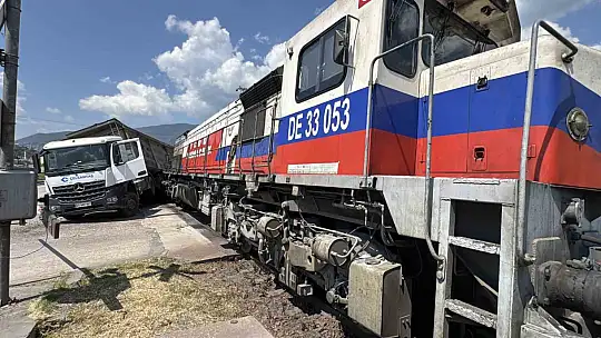 Hemzemin geçitte lokomotif tıra çarptı