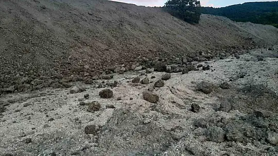 Karabük'te heyelan nedeniyle köy yolu ulaşıma kapandı