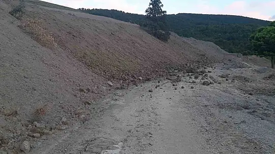 Karabük'te heyelan nedeniyle köy yolu ulaşıma kapandı