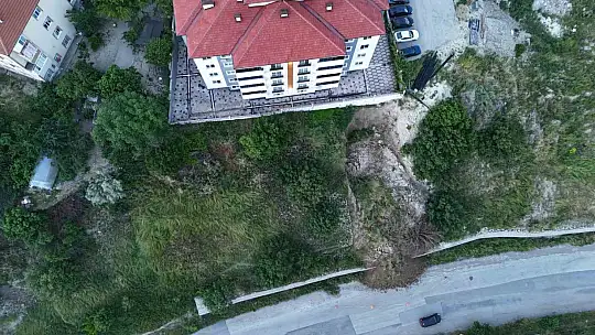 Karabük'te heyelan tehlikesi: Toprak kütlesi yola indi