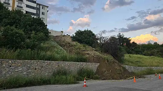 Karabük'te heyelan tehlikesi: Toprak kütlesi yola indi