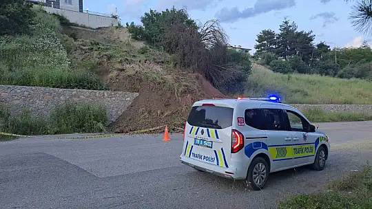 Karabük'te heyelan tehlikesi: Toprak kütlesi yola indi