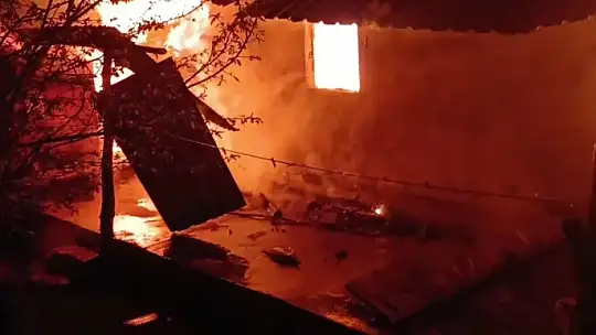Karabük'te iki katlı ev alevlere teslim oldu