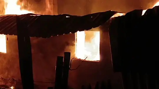 Karabük'te iki katlı ev alevlere teslim oldu