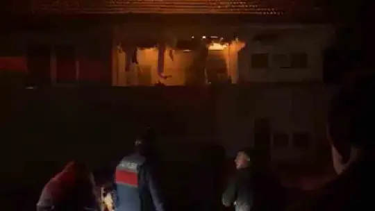 Karabük'te iki katlı evde korkutan yangın
