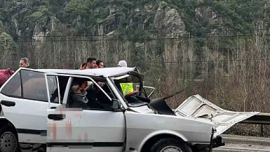 İki otomobil kafa kafaya çarpıştı: 5 yaralı