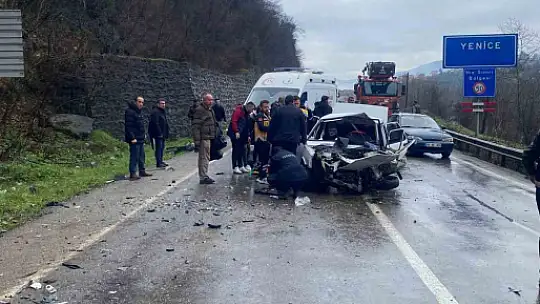 İki otomobil kafa kafaya çarpıştı: 5 yaralı