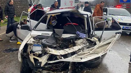 İki otomobil kafa kafaya çarpıştı: 5 yaralı