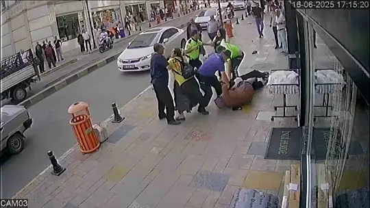 Karabük'te kadınların saç saça kavgasını polis bile güçlükle ayırdı