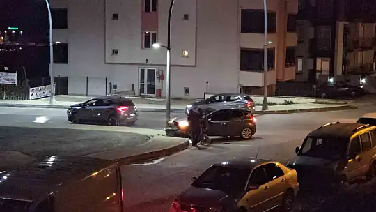Karabük'te kavşakta iki otomobil çarpıştı: 2 yaralı