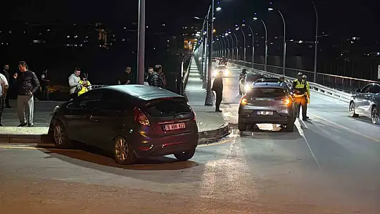 Karabük'te kavşakta iki otomobil çarpıştı: 2 yaralı