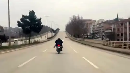 Karabük'te kaza anı ve tehlikeli yolculuk kameraya yansıdı