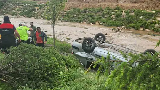 Karabük'te kontrolden çıkan otomobil dere kenarına devrildi: 5 kişi yaralandı