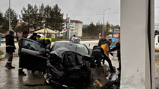 Karabük'te LPG istasyonuna çarpan otomobildeki 5 kişi yaralandı