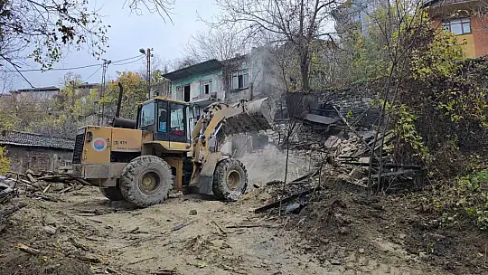 Karabük'te metruk binada çıkan yangın korkuttu