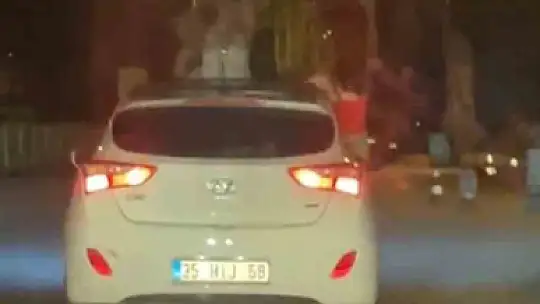 Otomobilden sarkarak dans eden kadınların tehlikeli yolculuğu kamerada