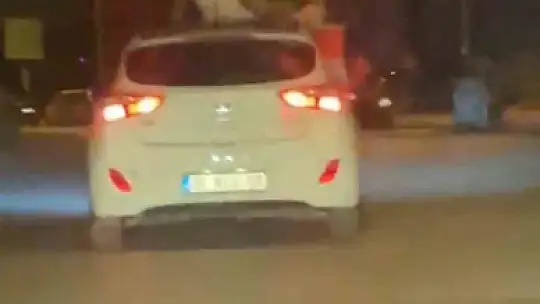 Otomobilden sarkarak dans eden kadınların tehlikeli yolculuğu kamerada